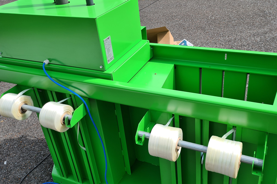4 rolls of 9mm strap on a multi chamber baler