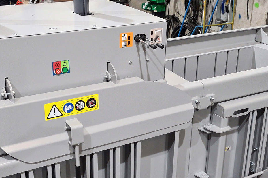 Standard operator controls on a 200 twin chamber baler   